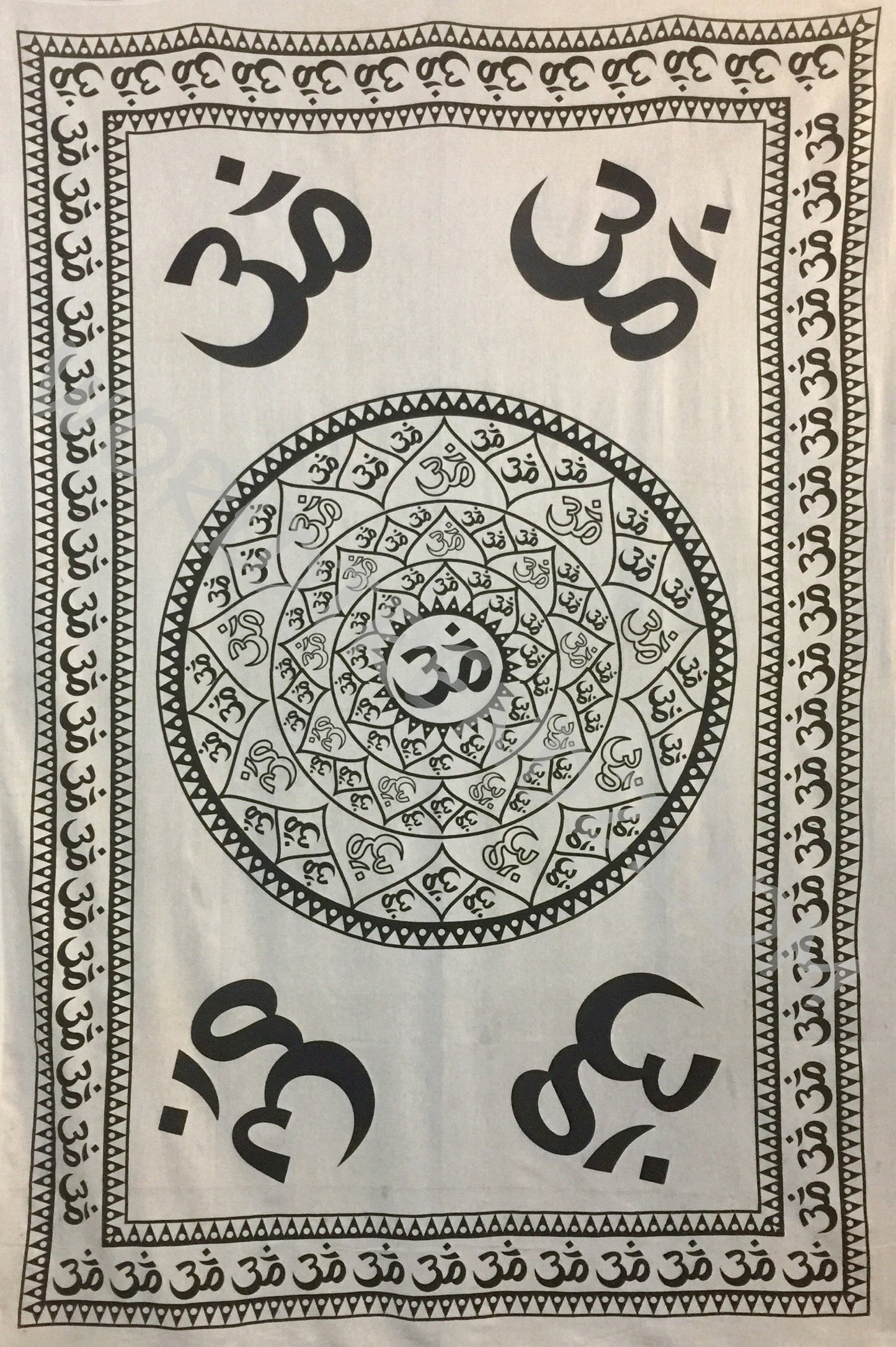OM LOTUS WITH BORDER TAPESTRY WHITE